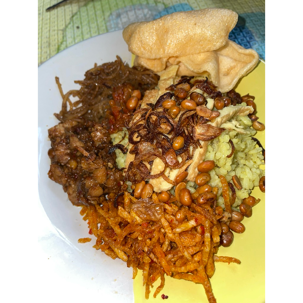 

nasi kuningg kurupuk miee sosis goreng pop ice Dll
