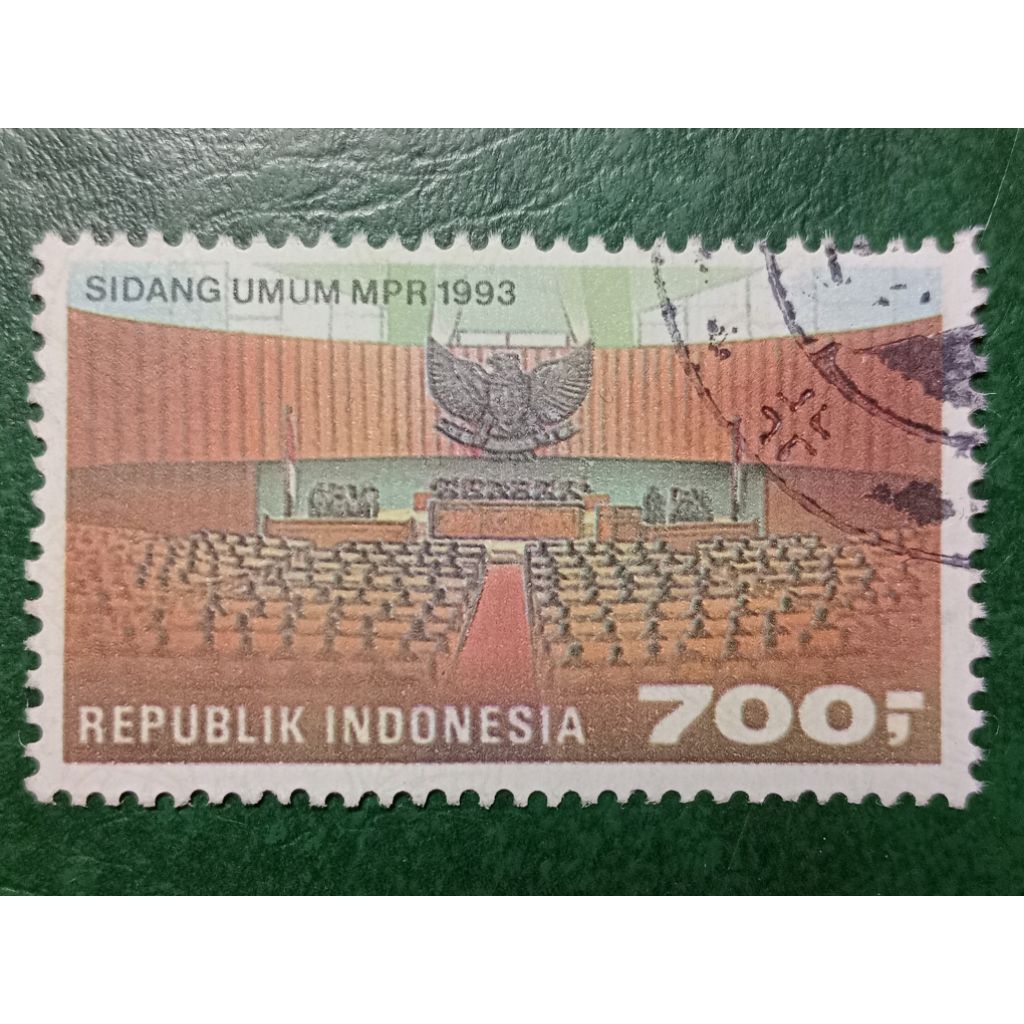 

Prangko Indonesia Rp 700 Sidang Umum MPR Tahun 1993 USED