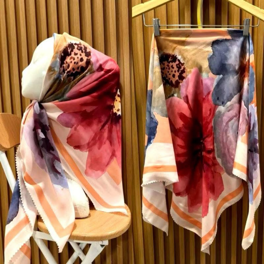 Hijab segiempat motif bunga merah
