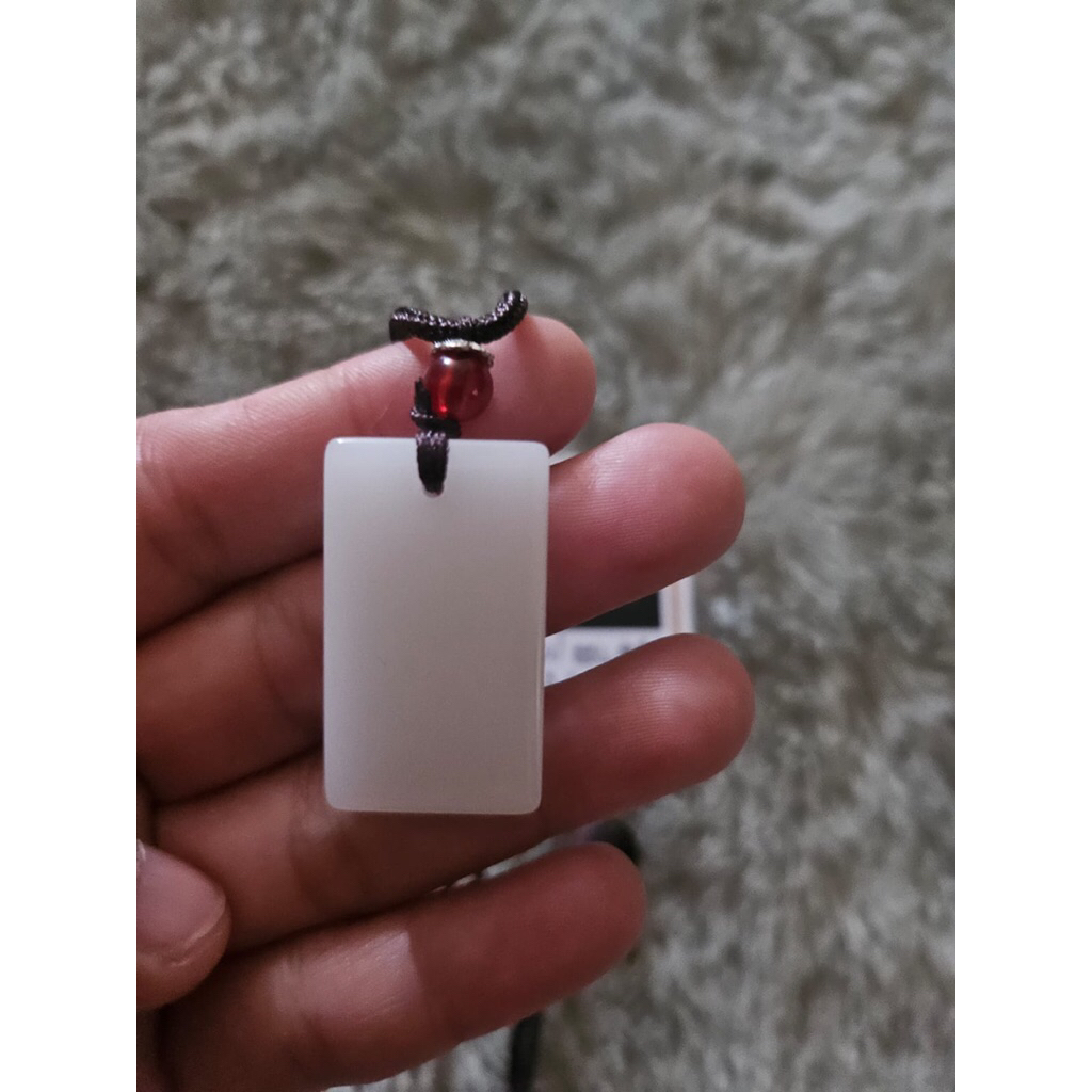 Kalung dan liontin Giok Sutra Emas