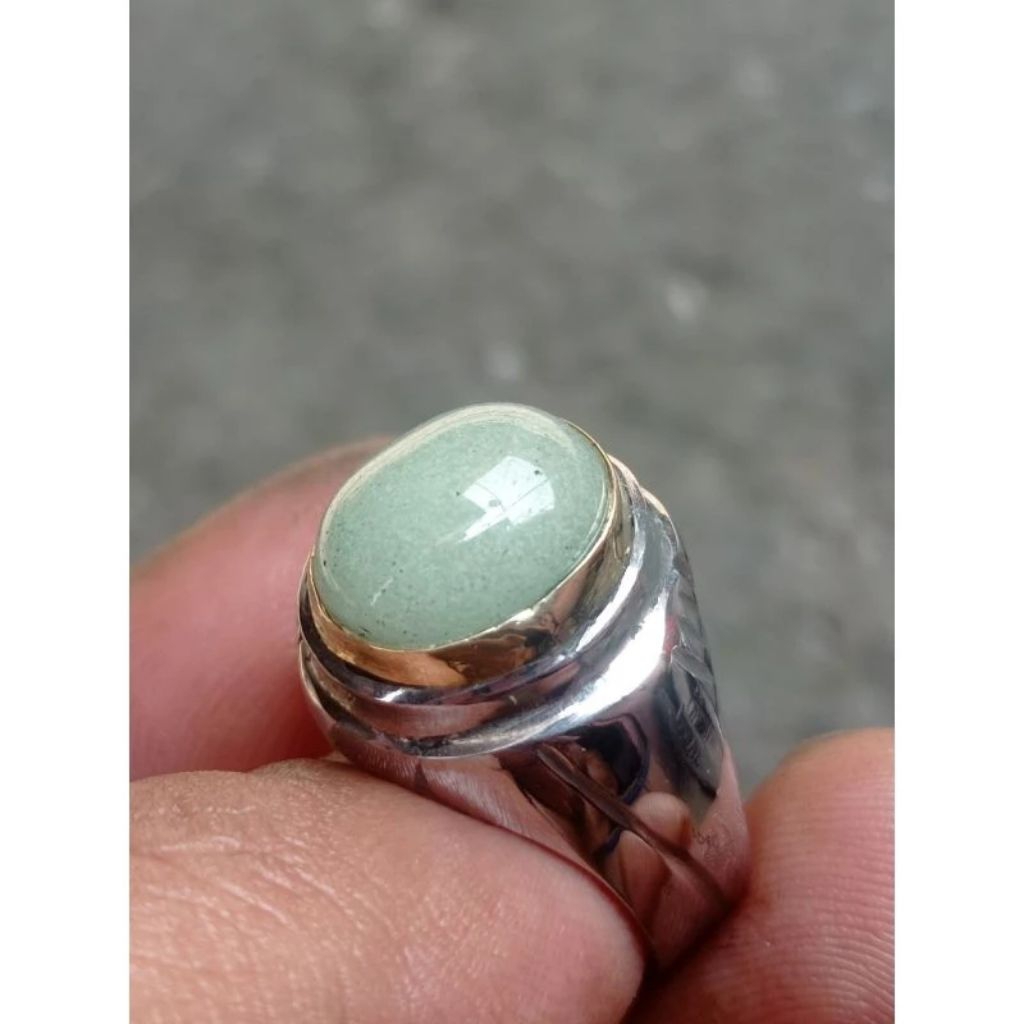 cincin batu fosfor asli menyala dalam gelap mban monel tanam. nyala biru