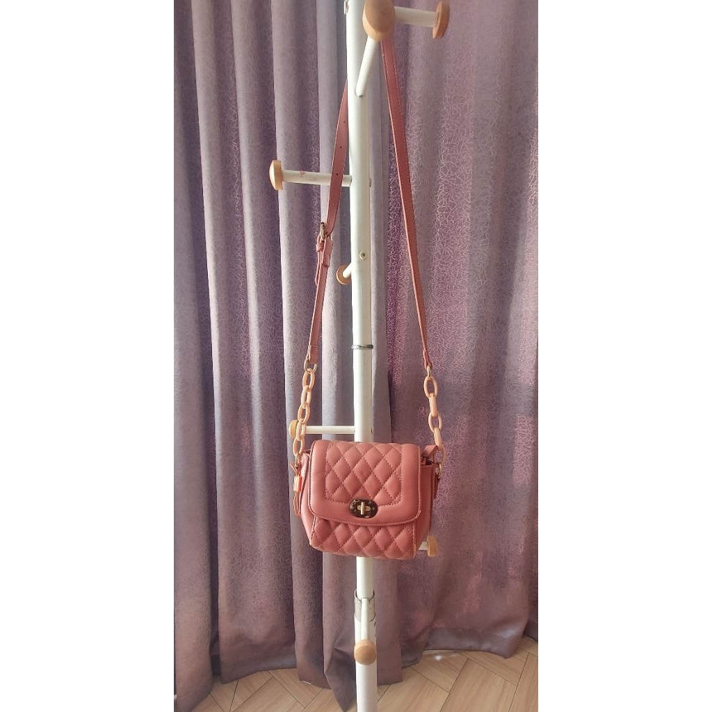 Preloved Tas slempang Emsio by Elizabeth