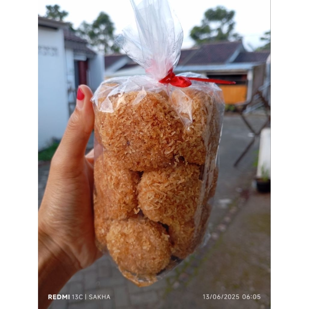 

OLEH-OLEH KHAS DAYEUHLUHUR CILACAP || Kremes Singkong