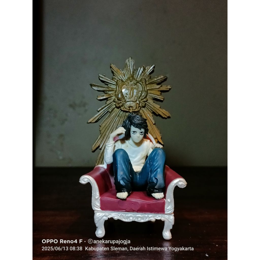 action figure death note L Lawliet duduk di kursi