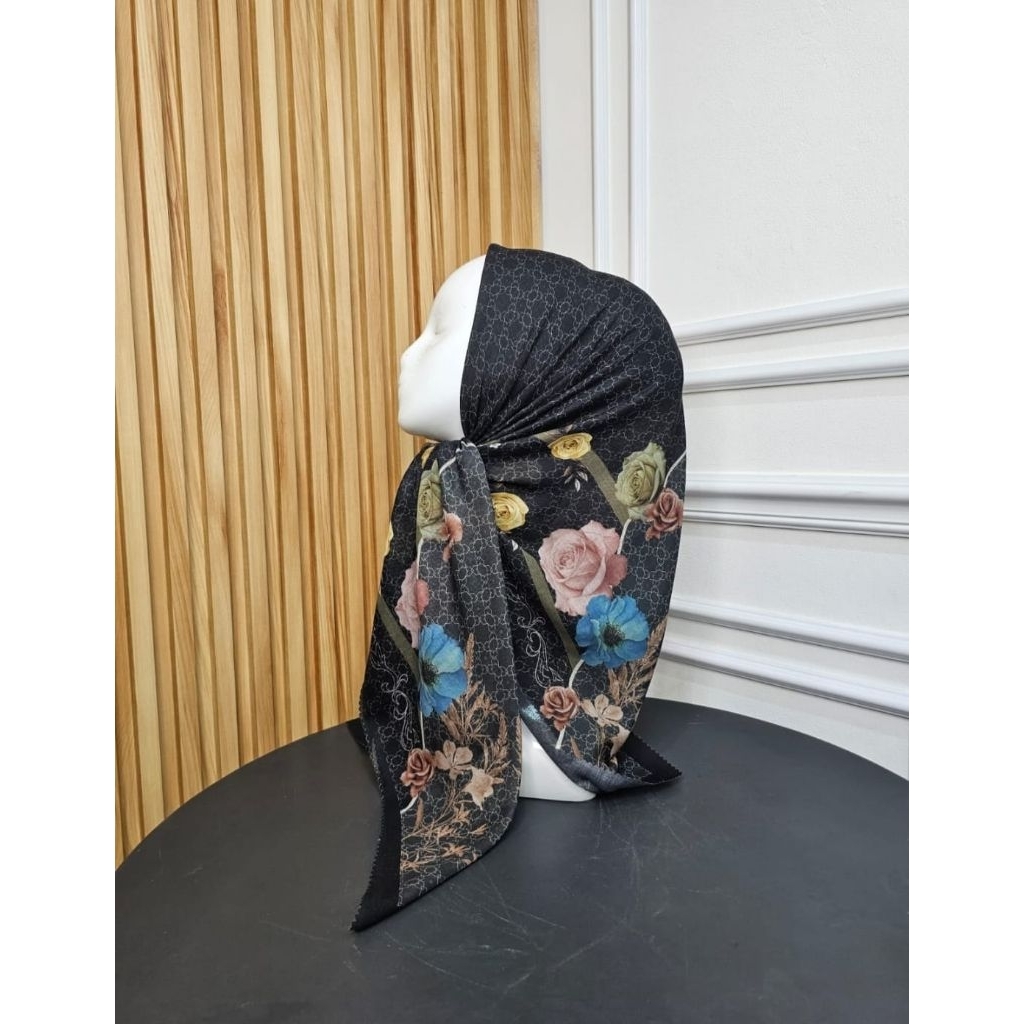 KERUDUNG SEGI EMPAT HIJAB MOTIF BUNGA MAWAR HITAM PINK BIRU