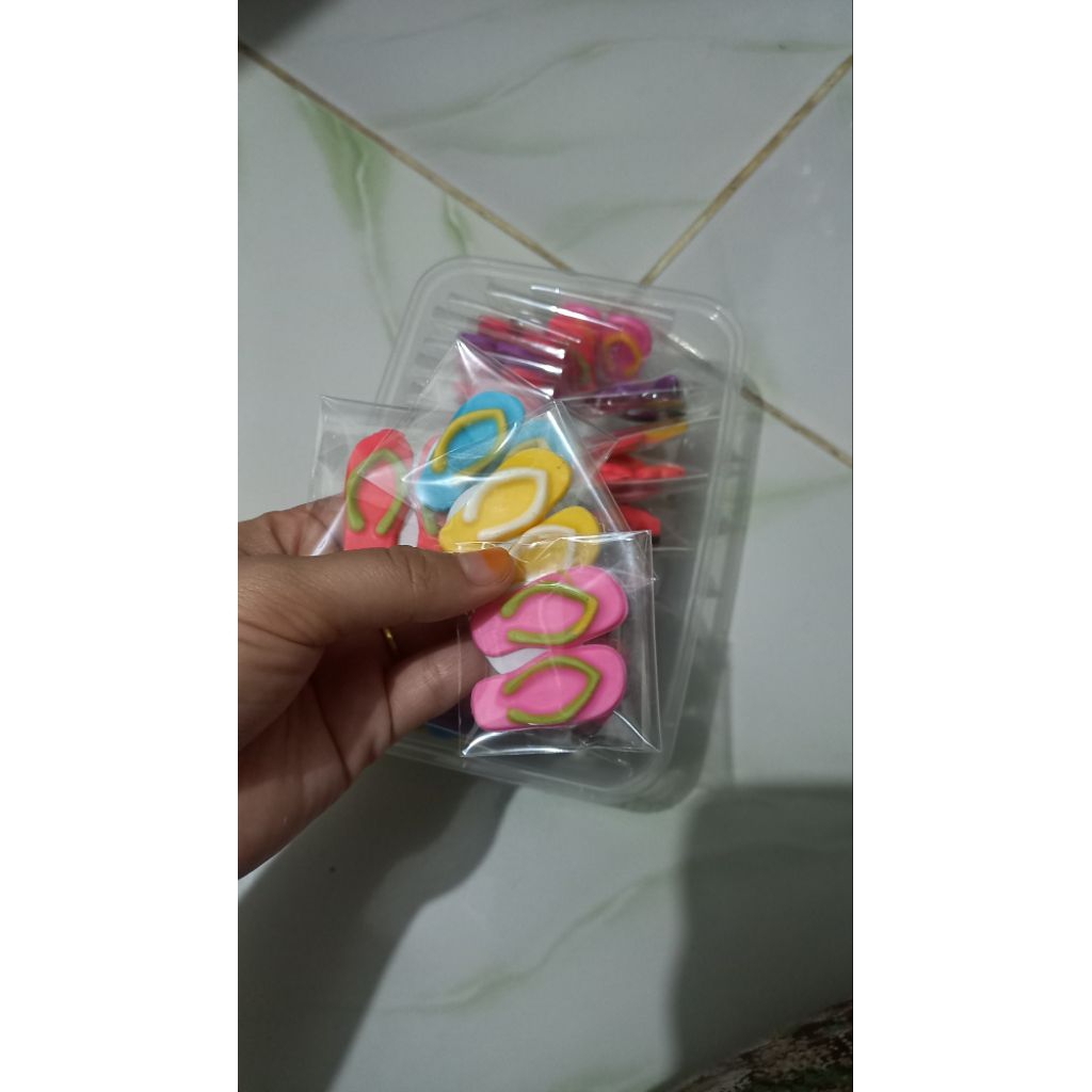

Coklat Karakter Sendal Isi 100butir/50pasang