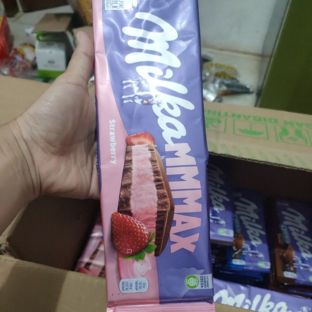 

coklat Milka strawberry jumbo