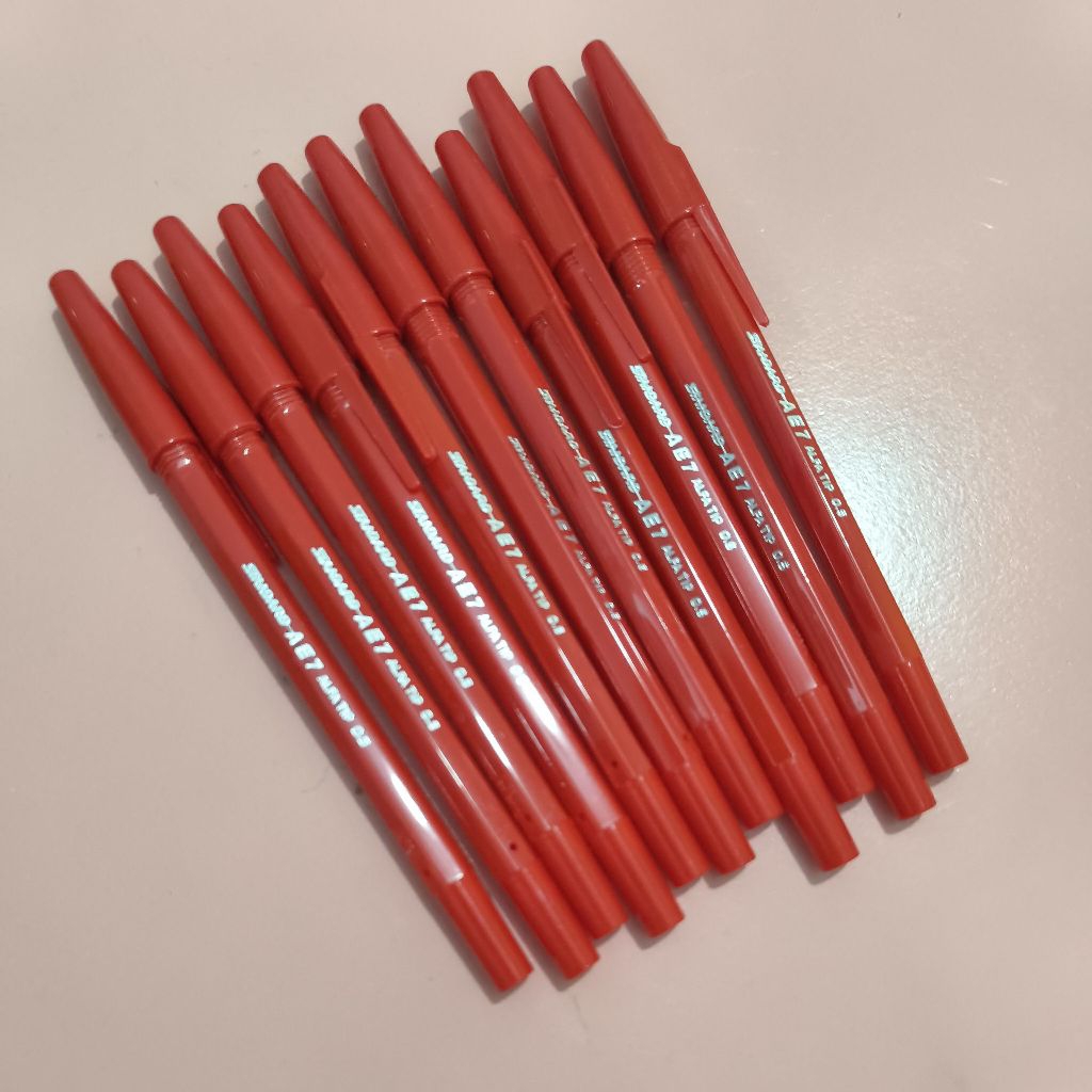 

Pulpen warna merah