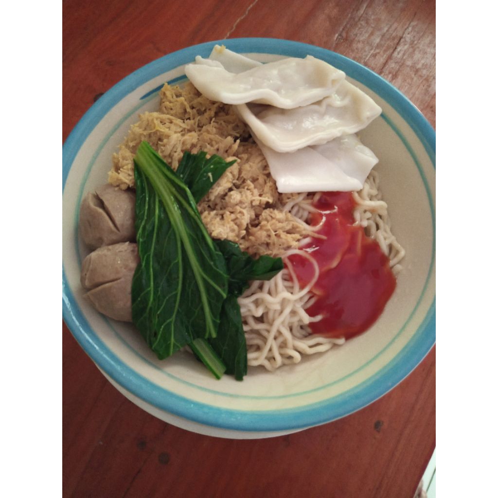 

Mie Ayam spesial + bakso & pangsit basah