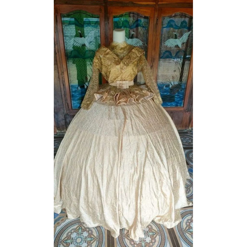 preloved gaun gold sesuai foto