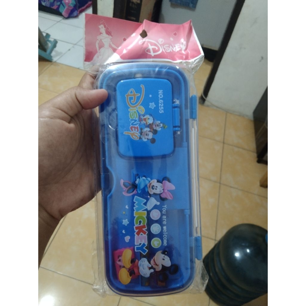 

Kotak Pensil sekolah.