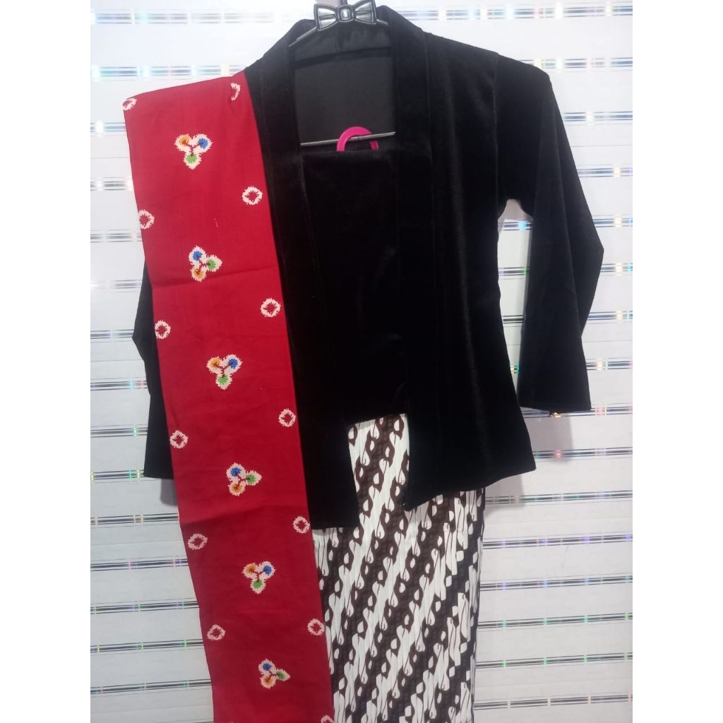 1set  kebaya beludru kutubaru anak (( kebaya+bawahan batik+selendang ))