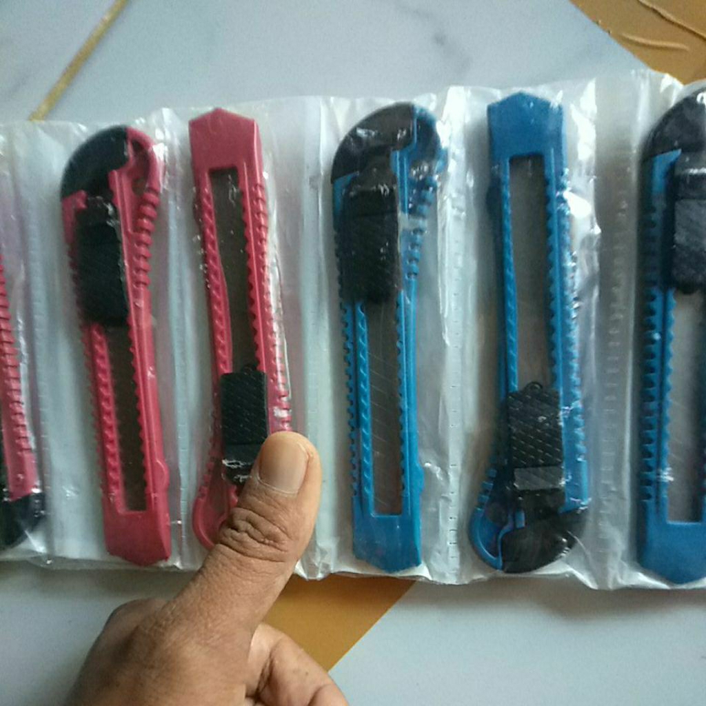

cutter atau pisau lipat besar murah produk lokal