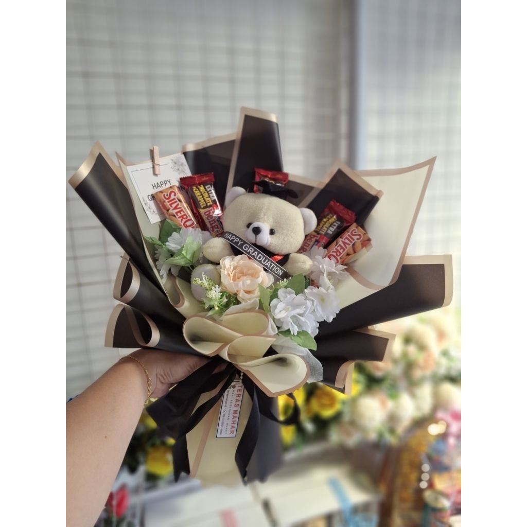 

BUKET BONEKA WISUDA/ BUKET WISUDA/ GIFT BUCKEY GRADUATION/ BUKET COKLAT/ BUKET JAJAN