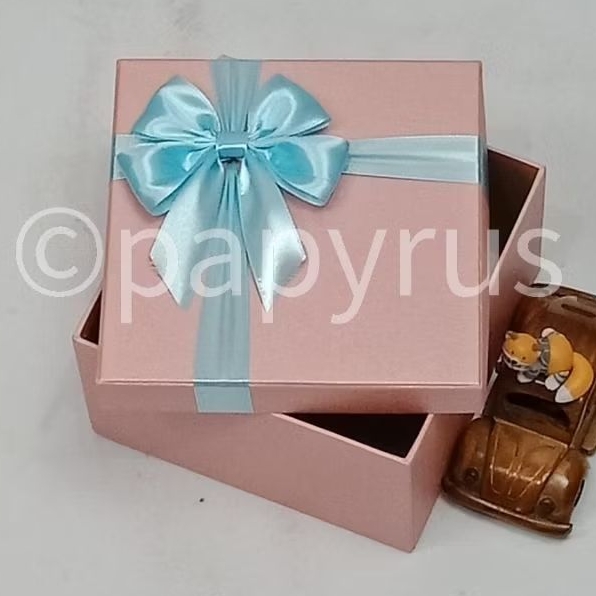 

PAPYRUS 17,5x17,5 Tinggi 8cm Kotak Kado Gift Box Hardbox Hampers Hadiah V1