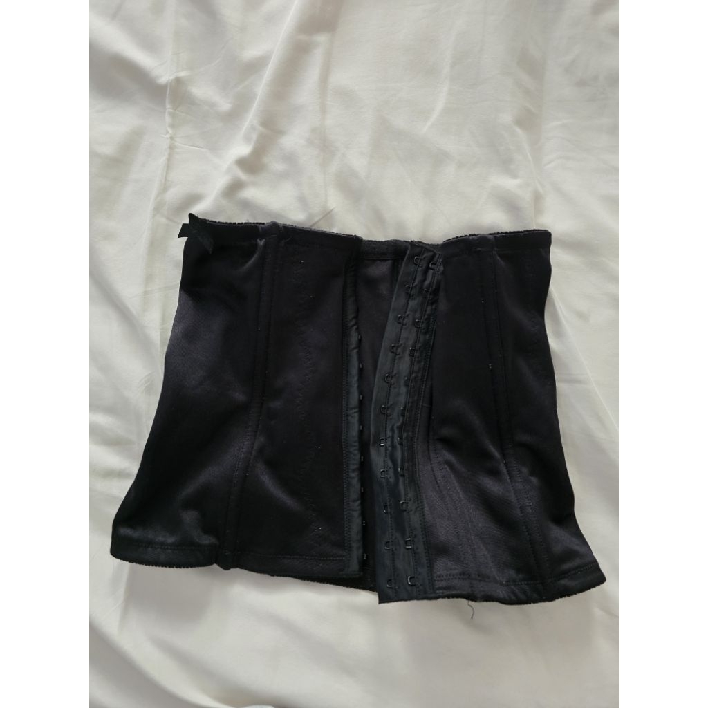 Korset TRIUMPH size L warna Black (PRELOVED) / Triumph original korset with Bones / korset melahirka