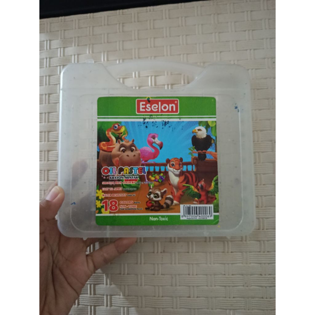

TEMPAT CRAYON ESELON 18 WARNA SESUAI GAMBAR