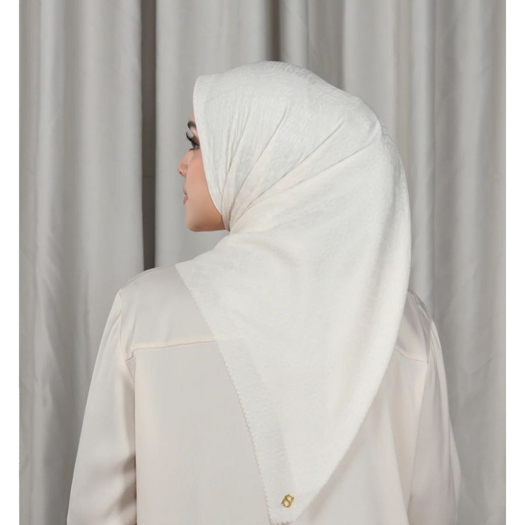 AS IS - BUTTONSCARVES TAPIS SATIN SQUARE VANILLA