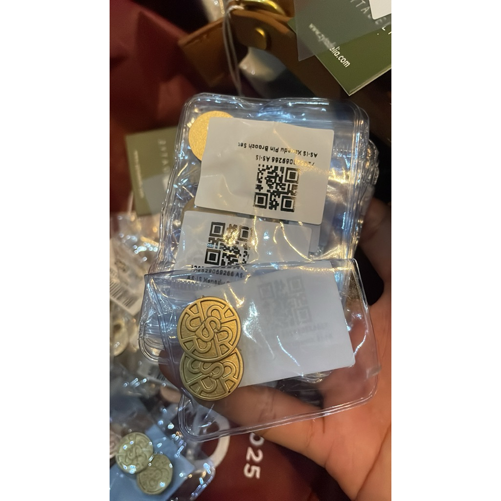 Brooch pin buttonscarves