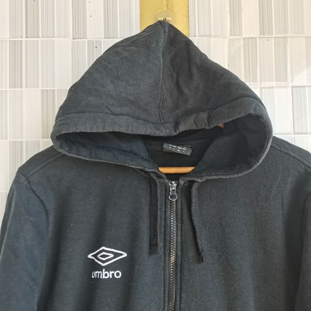 913. HOODIE ZIIP UMBRO WARNA HITAM SIZE XL   PRELOVED