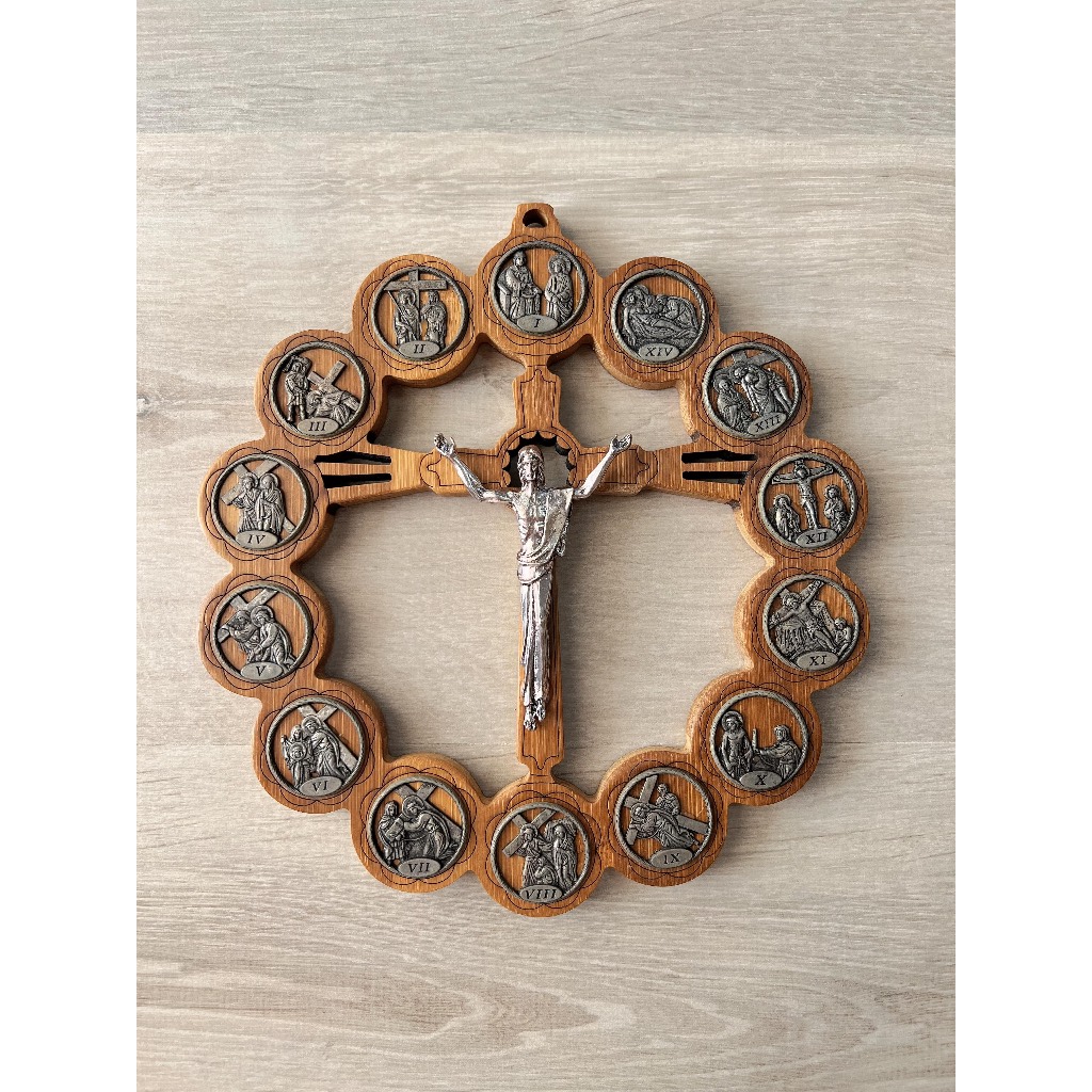 Patung Jalan Salib Kayu Lingkaran – 14 Perhentian Salib Kristus dengan Figur Yesus (Altar Katolik / 