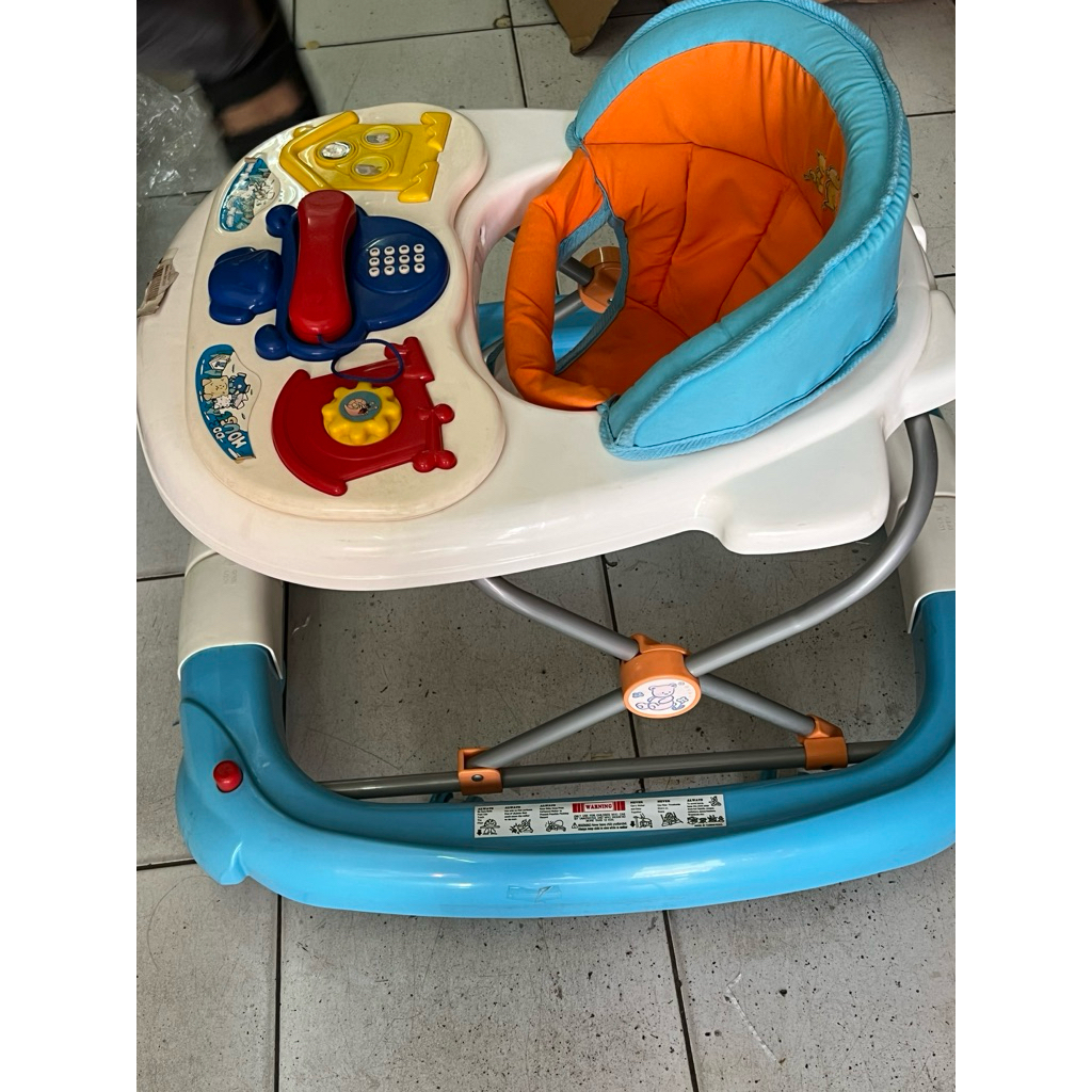 Babydoes baby walker kursi duduk / ayun bayi / alat bantu belajar jalan bayi display