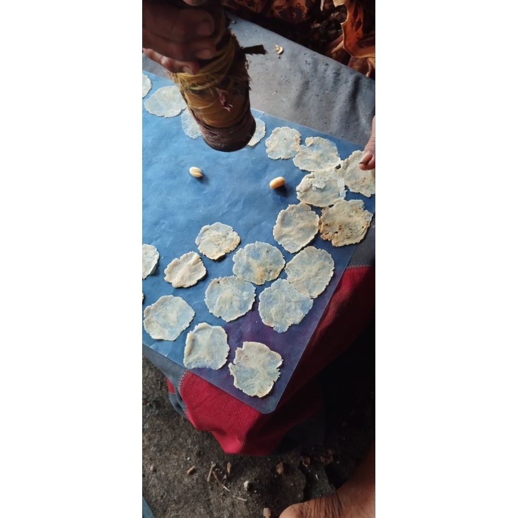 

Emping melinjo mentah kering/ tinggal di goreng