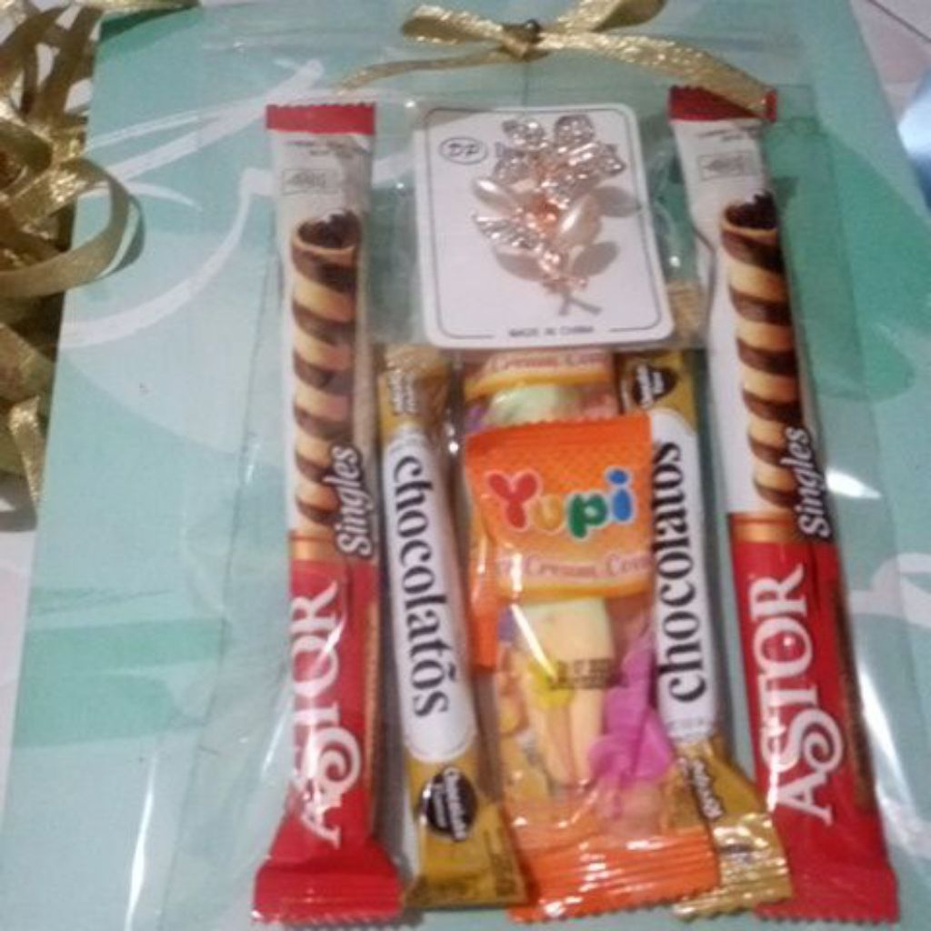 

Hampers Snack with Flower Brossch