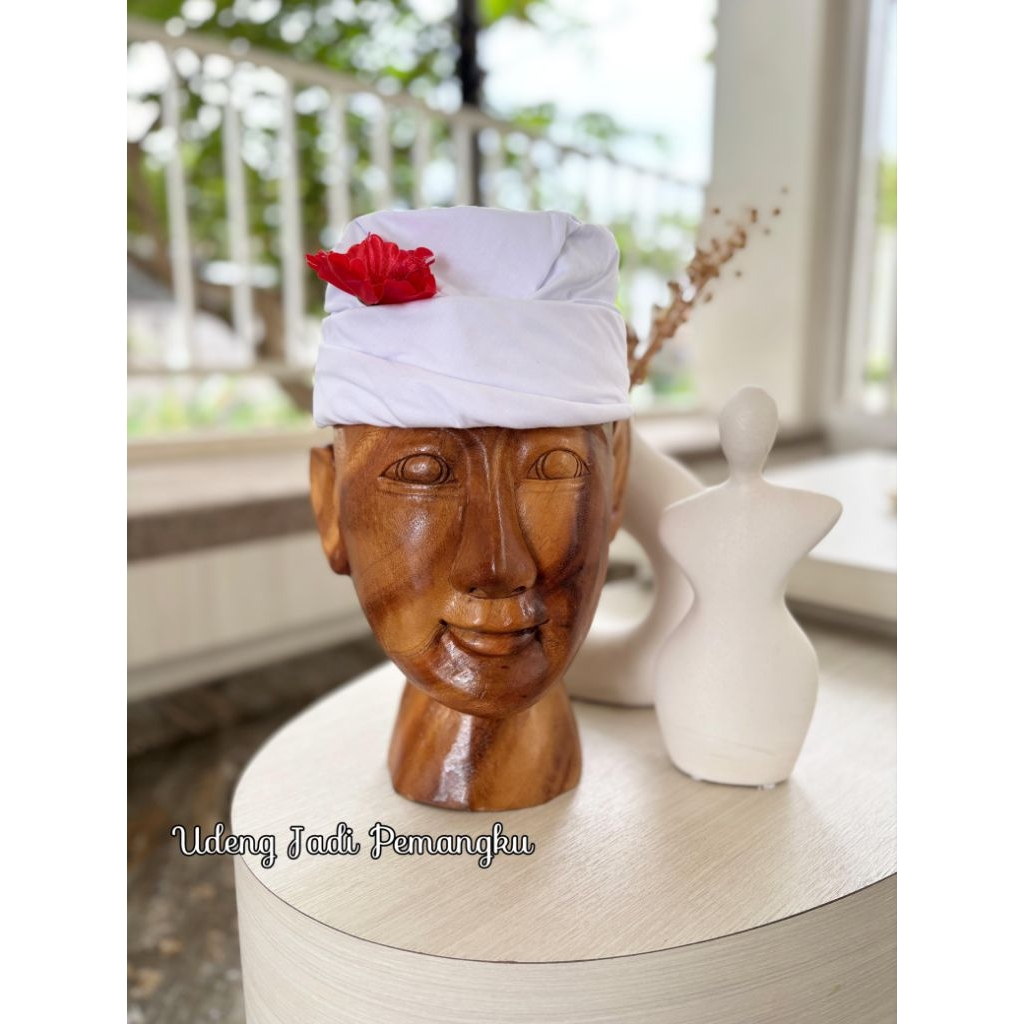 Udeng Jadi Pemangku Putih