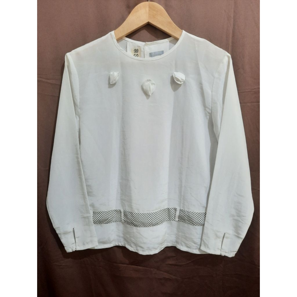 Baju Putih Lengan Panjang Hiasan Bunga Dan Pita Bawah Brand Galsville