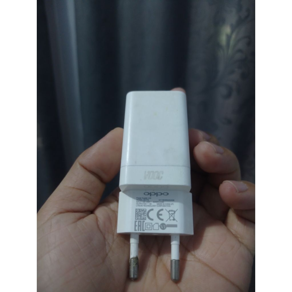 adaptor original bawaan hp oppo f9.