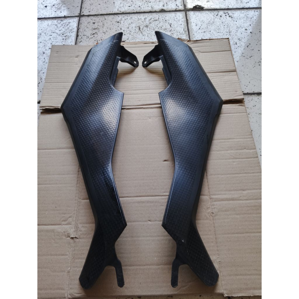 Cover Body Sambung Depan Tutup Bok Aki Bawah Tengki Motor Vixion New Vixion Advance 1PA Original Sia