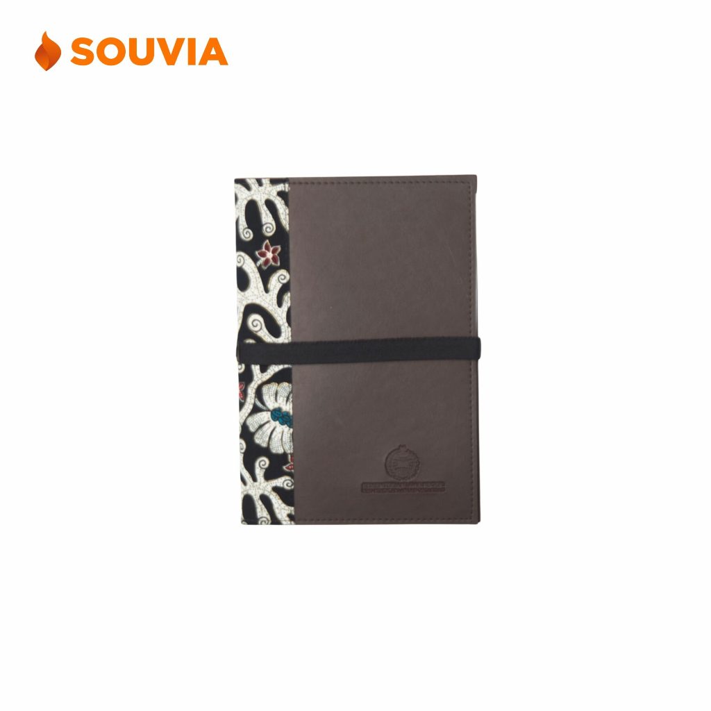 

SOUVIA - Agenda Kulit Elskin Batik Pengikat Karet Isi 60 Lembar HVS Bergaris Emboss Souvenir Promosi Perusahaan