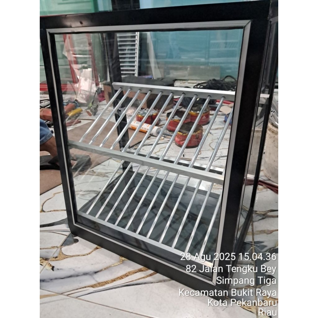 etalase fried chiken dan ayam geprek