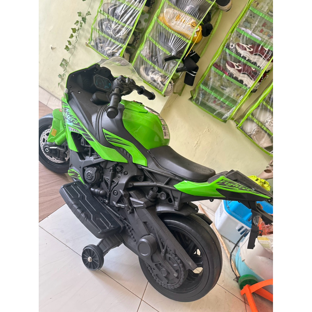 Motor aki anak volta 5059 ( second) sangat jrang di pakai kondisi normal seperti di foto  bonus helm