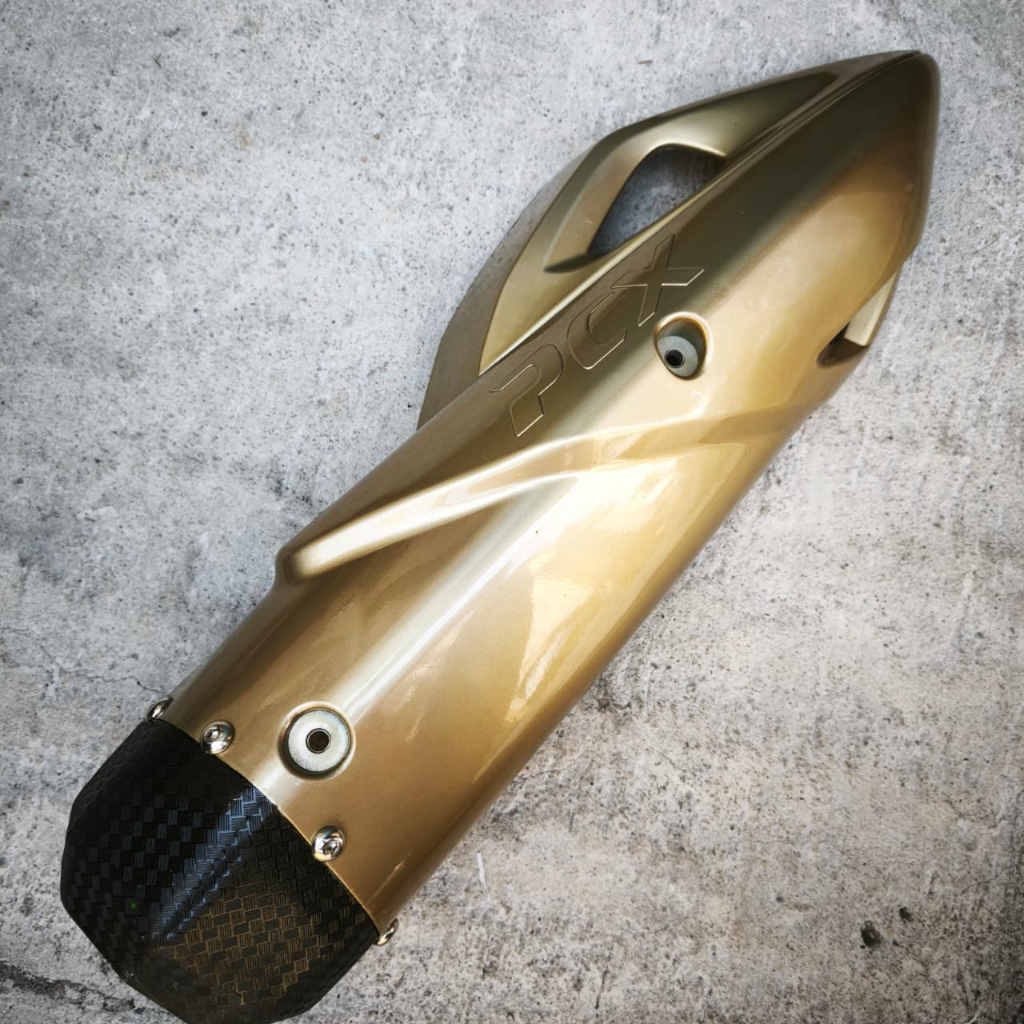 Cover / Tameng Knalpot PCX 160 Gold Carbon Tutup Knalpot PCX 160 Variasi Motor – Tampilan Makin Gaga
