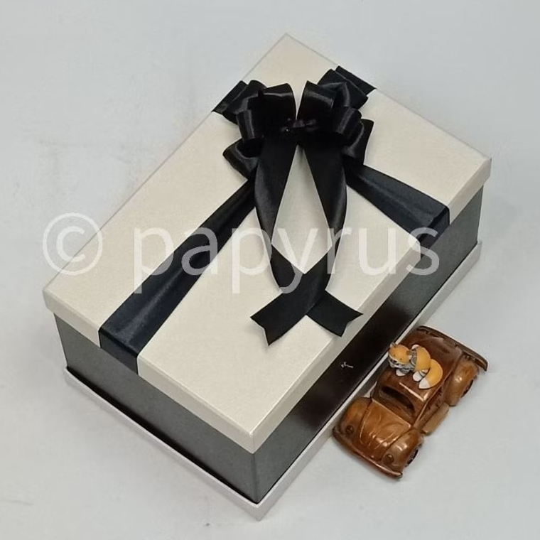 

PAPYRUS Sandwich 20x30 Tinggi 15cm Kotak Kado Gift Box Hardbox Hampers V3