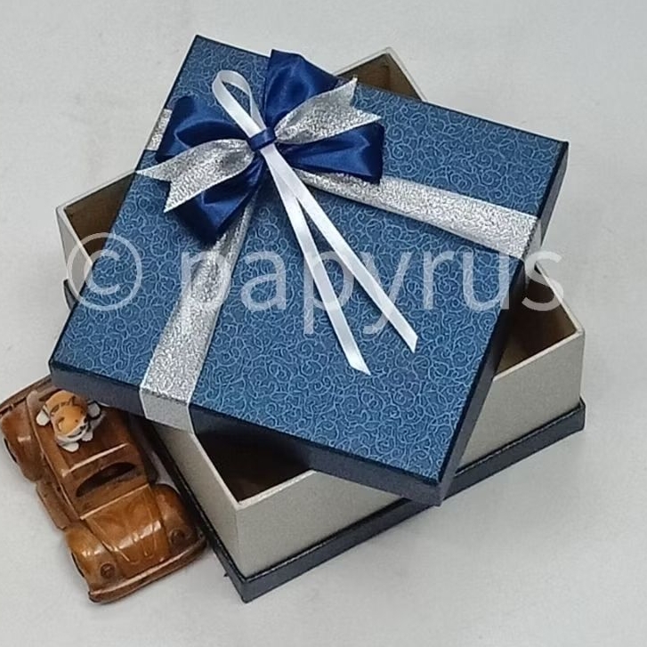 

PAPYRUS Sandwich 20x20 Tinggi 8cm Kotak Kado Gift Box Hardbox Hampers V2