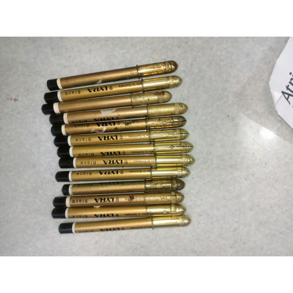 

PENSIL ALIS CELAK LYRA