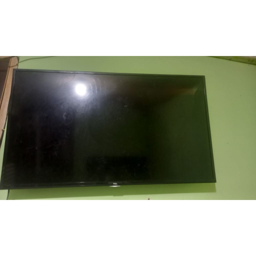tv tcl 40 inch android minus layar retak ngegaris dan lampu belakang mati