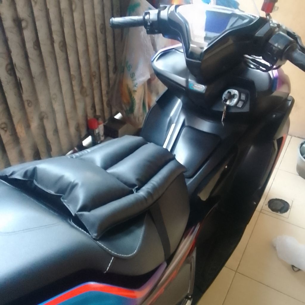bantal jok motor multifungsi kulit sintetis anti air untuk motor aerox , pcx , nmax