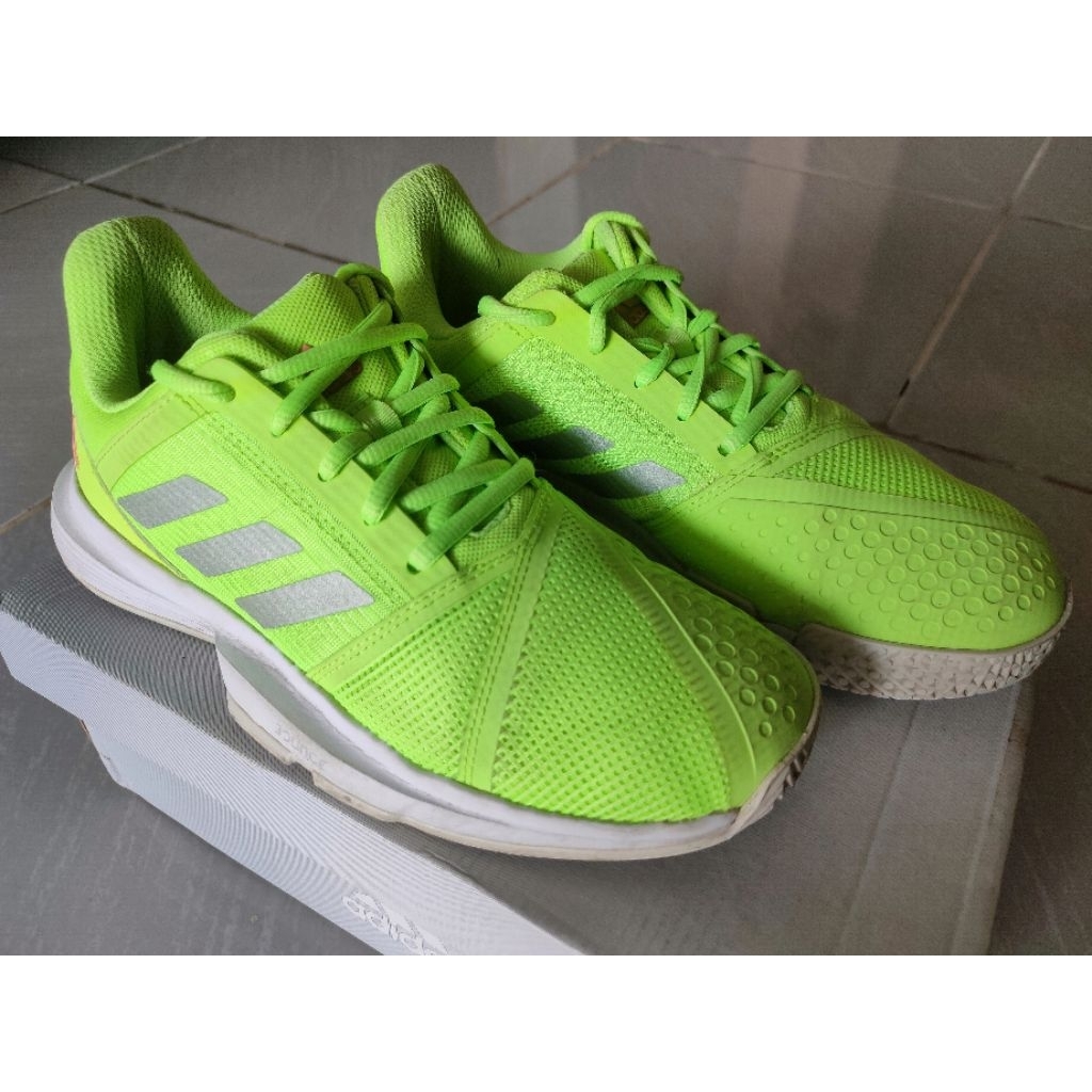 Sepatu tenis padel Adidas courtjam bounce