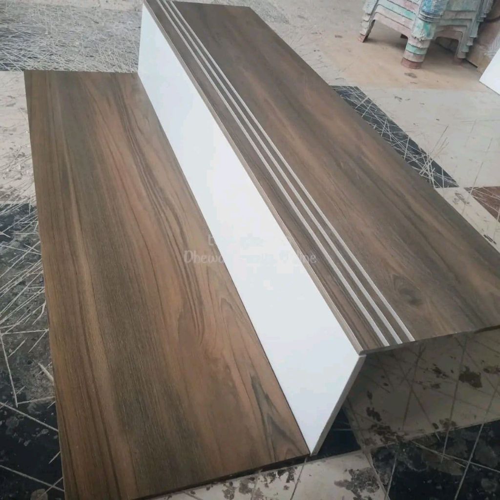 Granit keramik pijakan tangga motif kayu kombinasi dinding putih polos 30x90+20x90 30x120+20×120