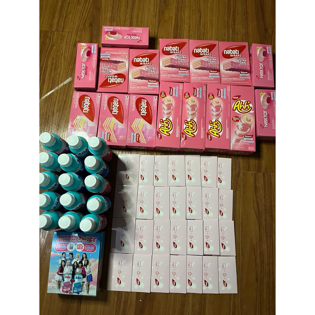 

ready stock twice x nabati strawberry nayeon jihyo momo dahyun sana mina chaeyong jonghyeon tzuyu