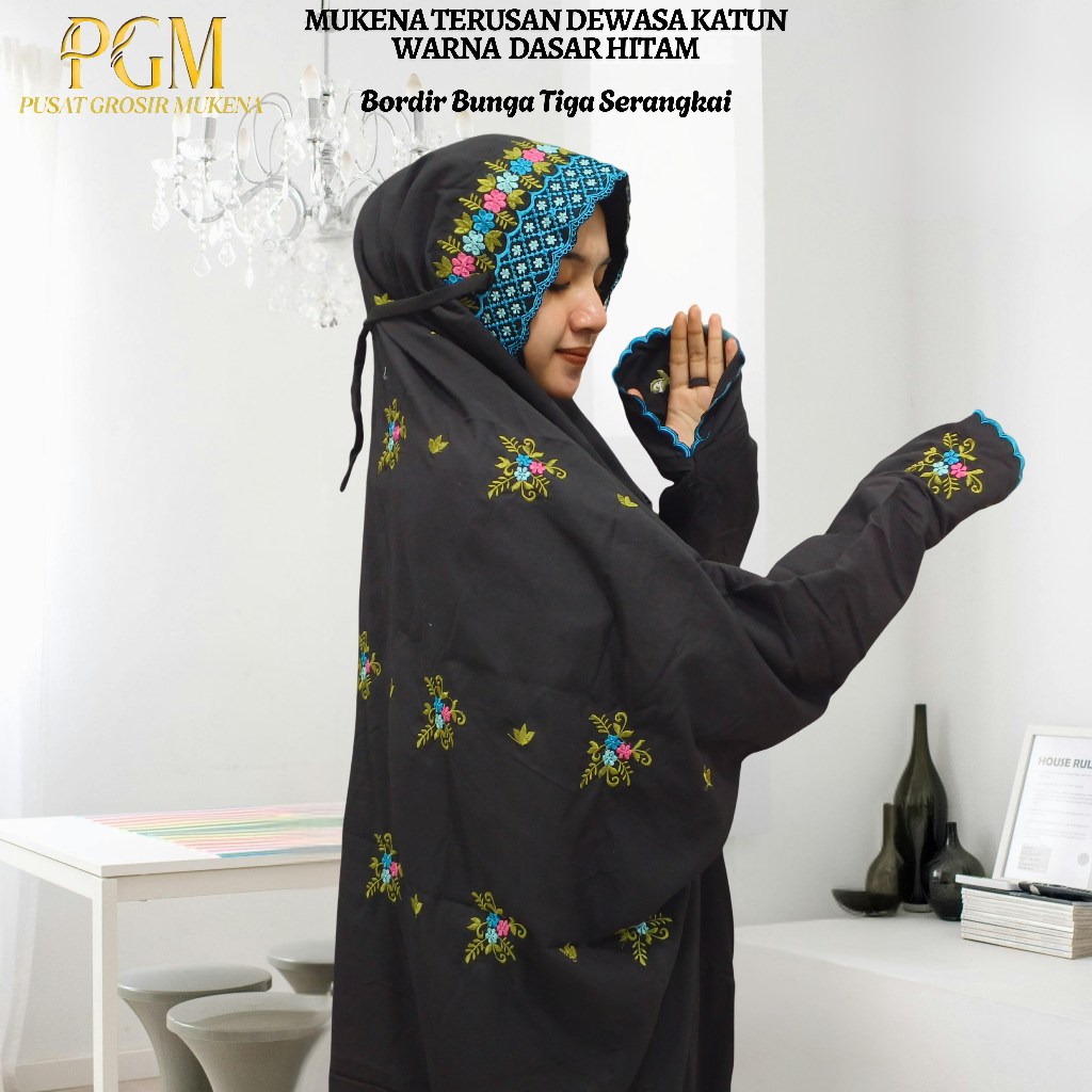 Mukena Terusan Dewasa Bahan Katun Polino Warna Hitam Motif Bunga Tiga Serangkai Cantik