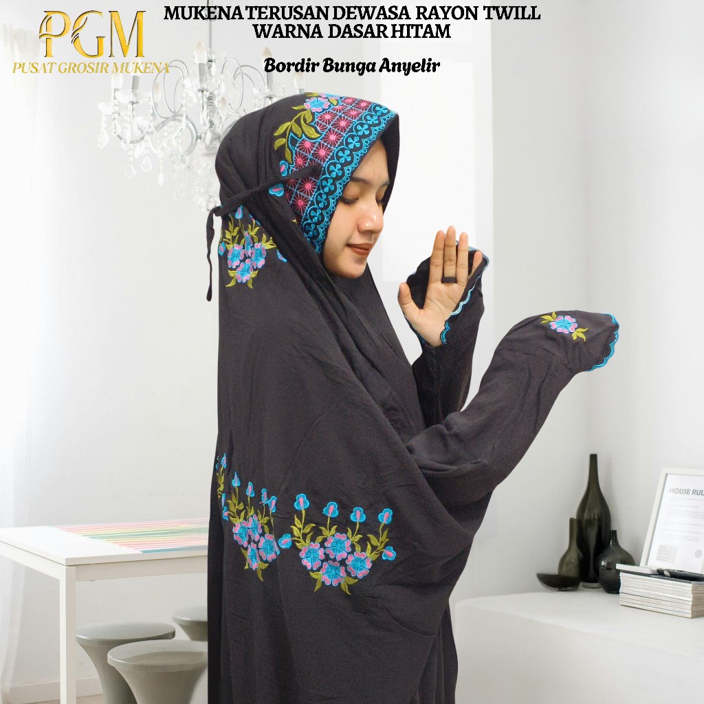 Mukena Terusan Dewasa Bahan Rayon Twill Kain Dasar Warna Hitam Motif Bunga Anyelir