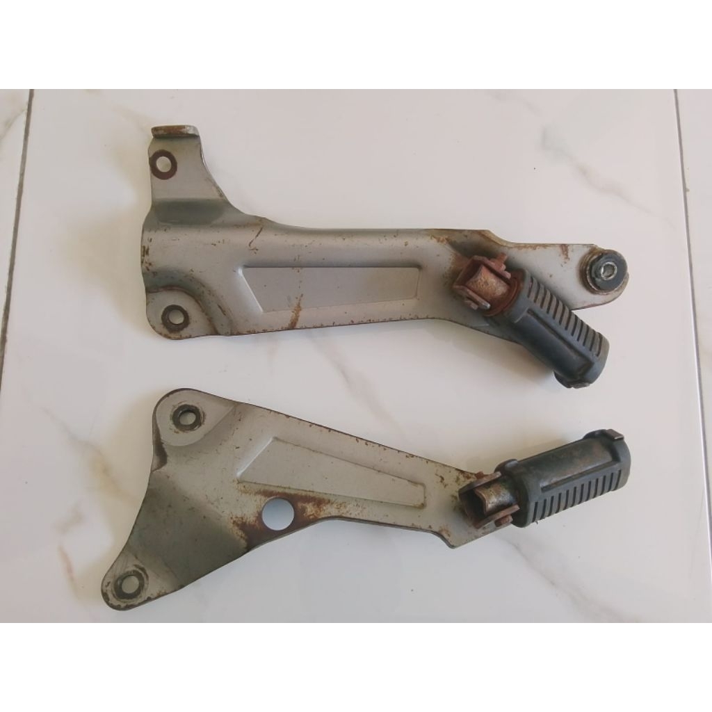 postep belakang pijakan kaki Suzuki Shogun kebo 110 original copotan motor