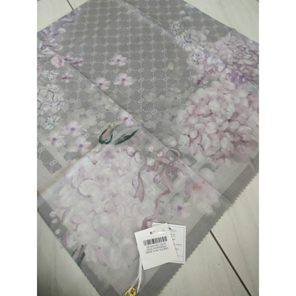 AS IS Buttonscarves Hydrangea Grise
