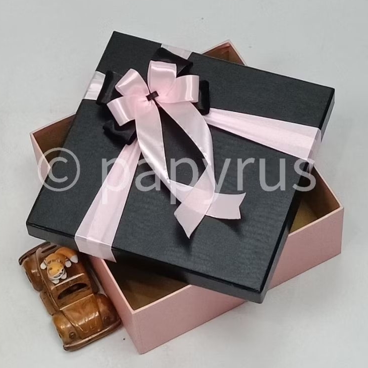 

PAPYRUS Kombinasi 25x25 Tinggi 8cm Kotak Kado Gift Box Hardbox Hampers Hadiah V1