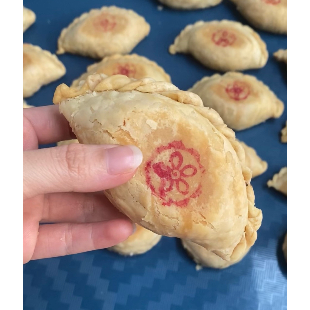 

Bakpia asin khas Kalimantan (HALAL) isian daging ayam , hebi , jamur shitaki ( 1 box isi 5 pcs )